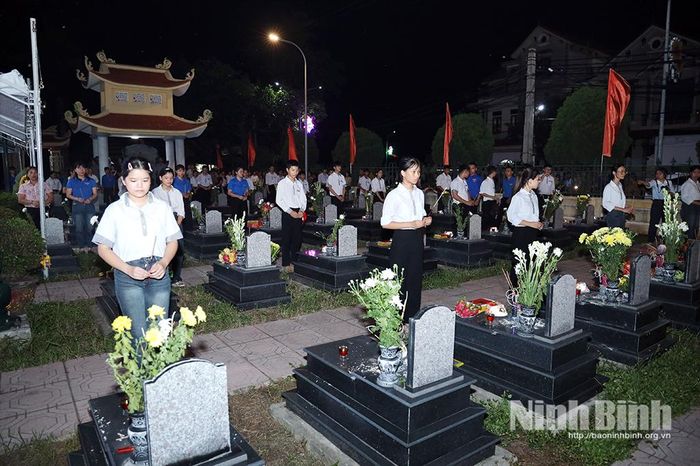 Đoàn viên, thanh niên xã Hải Xuân thắp hương tri ân các Anh hùng liệt sĩ. Ảnh: Văn Huỳnh