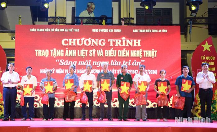 Ban Tổ chức trao tặng ảnh cho thân nhân gia đình liệt sĩ. Ảnh: Nguyễn Oanh