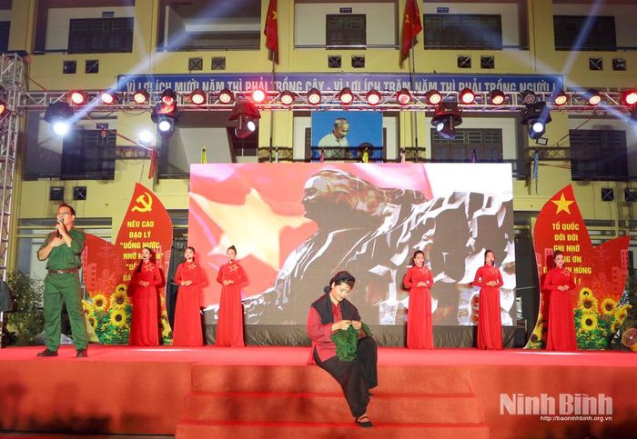 Một tiết mục biểu diễn trong chương trình nghệ thuật “Sáng mãi ngọn lửa tri ân”. Ảnh: Nguyễn Oanh
