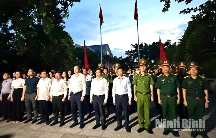 Các đại biểu dâng hương tại Nhà bia ghi tên Chủ tịch Hồ Chí Minh. Ảnh: Hồng Nhung