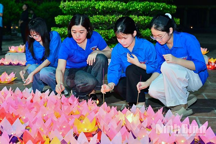 Đoàn viên thanh niên xã Phát Diệm thắp nến tri ân các Anh hùng liệt sĩ.