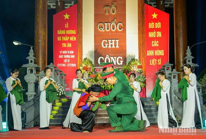 Chương trình nghệ thuật tôn vinh sự hy sinh cao cả của các Anh hùng liệt sĩ tại buổi lễ.