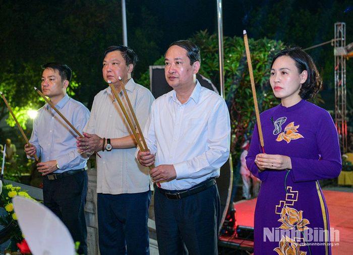 Đồng chí Mai Văn Tuất, Phó Bí thư Tỉnh ủy, Trưởng Đoàn ĐBQH tỉnh và các đồng chí lãnh đạo Đoàn ĐBQH tỉnh dâng hương tưởng niệm các Anh hùng liệt sĩ.