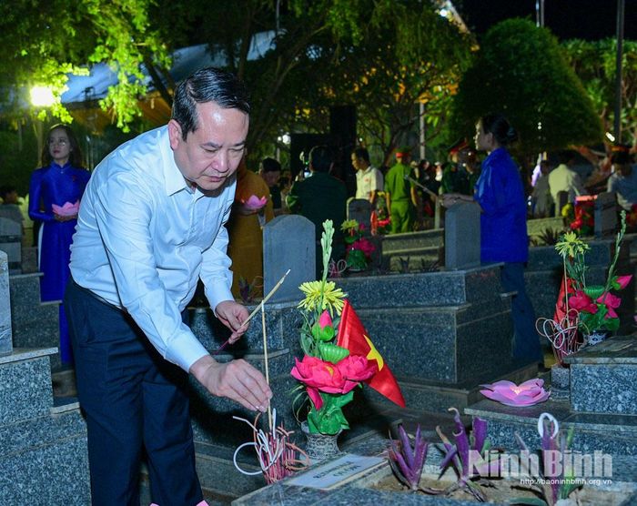 Đồng chí Mai Văn Tuất, Phó Bí thư Tỉnh ủy, Trưởng Đoàn ĐBQH tỉnh thắp hương tri ân các Anh hùng liệt sĩ.
