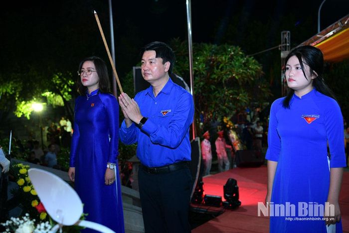 Đoàn đại biểu Cơ quan Tỉnh đoàn dâng hương tưởng niệm các Anh hùng liệt sĩ.