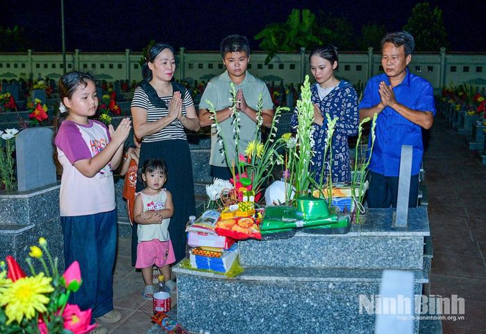 Tại buổi lễ, có rất đông thân nhân các gia đình liệt sĩ đã đến thắp hương tri ân các Anh hùng liệt sĩ.