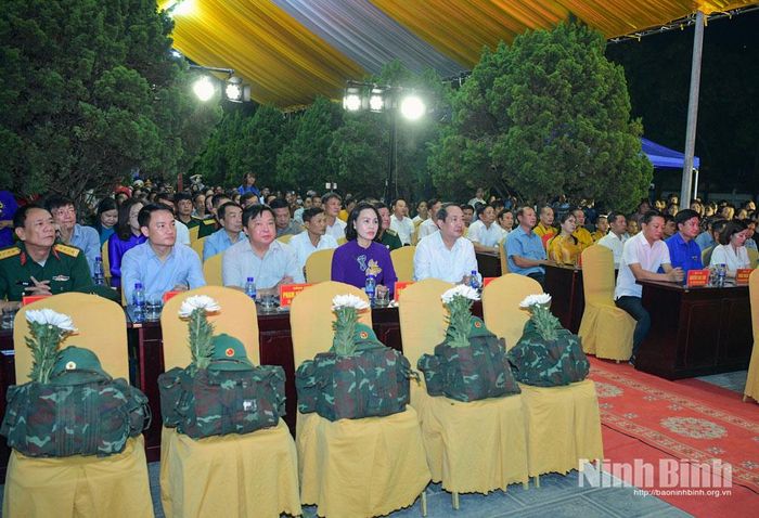 Đồng chí Mai Văn Tuất, Phó Bí thư Tỉnh ủy, Trưởng Đoàn ĐBQH tỉnh và các đại biểu dự Lễ dâng hương, thắp nến tri ân các Anh hùng liệt sĩ tại Nghĩa trang Yên Mô.