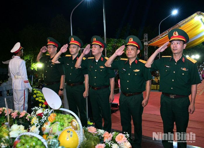 Đoàn đại biểu Bộ CHQS tỉnh dâng hương tưởng niệm các Anh hùng liệt sĩ.