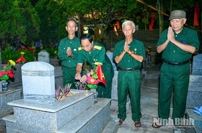 Các Cựu chiến binh xã Yên Mô thắp hương tri ân đồng đội tại Nghĩa trang Liệt sĩ Yên Mô.