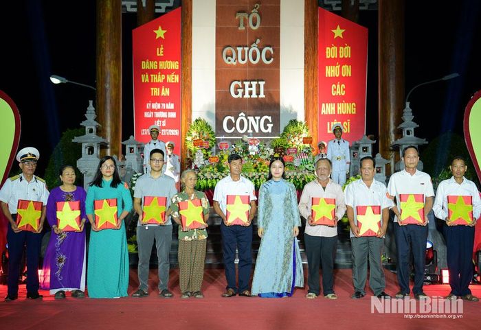 Lãnh đạo xã Yên Mô trao ảnh các Anh hùng liệt sĩ được phục dựng cho thân nhân các gia đình liệt sĩ.