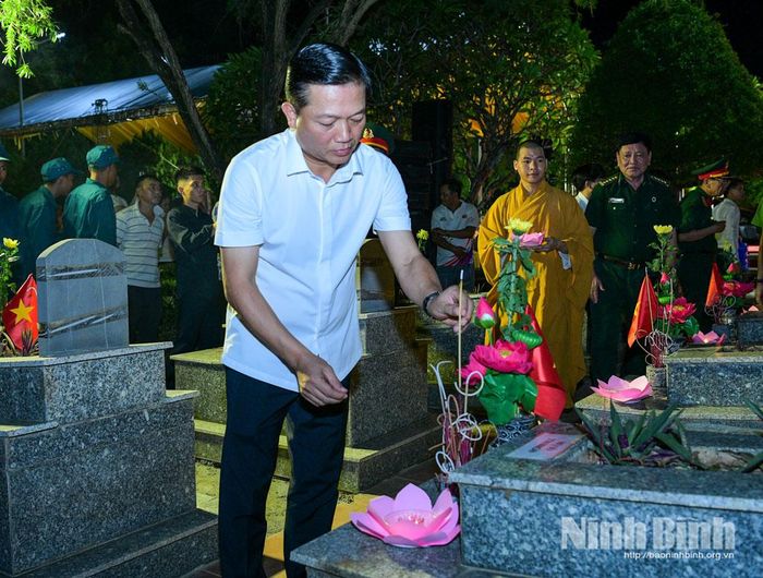 Đồng chí Nguyễn Cao Sơn, Tỉnh ủy viên, Phó Chủ tịch UBND tỉnh thắp hương tri ân các Anh hùng liệt sĩ.