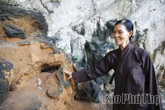 Lớp đất cổ rắn chắc vẫn còn tồn tại qua hàng nghìn năm trên thành hang.