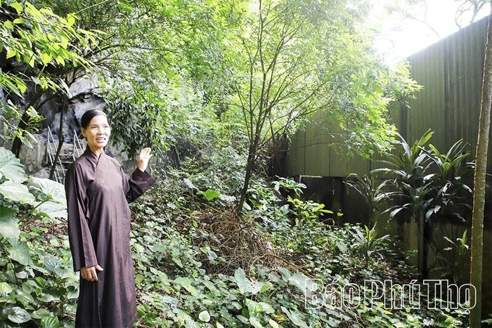 Di tích Hang Muối nằm khuất phía sau nhà dân.