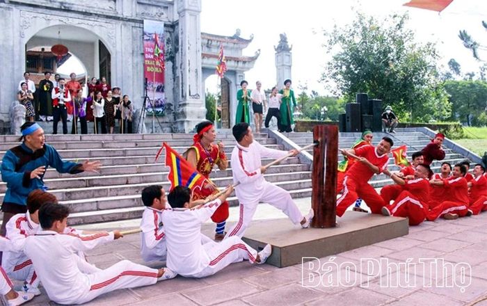 Không gian Văn Miếu cũng thường xuyên diễn ra nhiều trò chơi dân gian như kéo co, ô ăn quan, bịt mắt bắt dê, nhảy sạp... tạo nên bầu không khí sôi nổi, giúp thế hệ trẻ hiểu hơn về đời sống văn hóa truyền thống của cha ông.