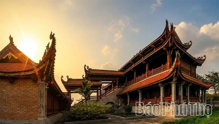 Phía sau Nhà Tiền tế là Hậu cung – nơi linh thiêng nhất của quần thể di tích. Không gian tĩnh lặng với hương trầm lan tỏa tạo nên cảm giác thành kính đối với các bậc tiên thánh, tiên hiền và những danh nhân khoa bảng được phụng thờ.