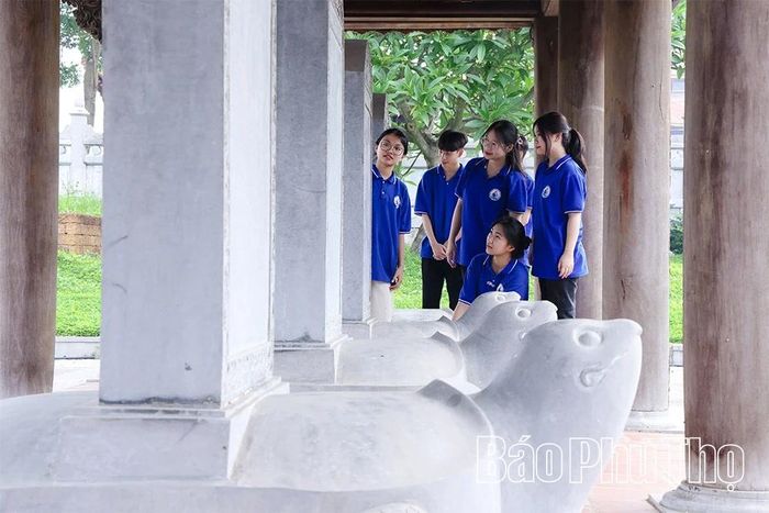 Trong khuôn khổ các chương trình trải nghiệm, học sinh được tham gia giao lưu nghệ thuật dân gian, tìm hiểu thư pháp, các giá trị Nho học. 