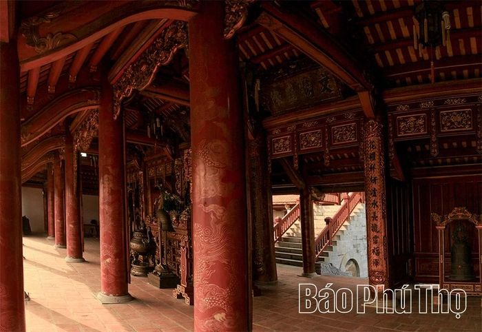 Đi sâu vào trung tâm là Nhà Tiền tế – nơi diễn ra các nghi lễ quan trọng. Kiến trúc gỗ truyền thống với hệ thống cột, vì kèo, mái ngói được phục dựng theo phong cách cổ tạo nên vẻ bề thế nhưng tinh tế.