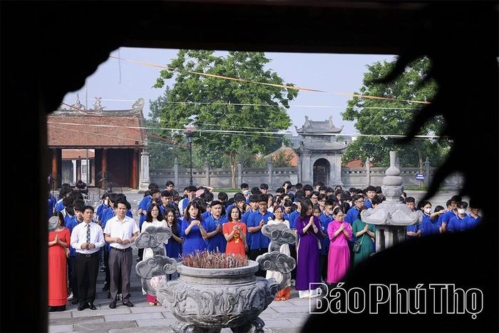 Đây là không gian đón tiếp các đoàn đại biểu, nơi cử hành những nghi thức tế lễ, dâng hương trong các dịp trọng đại nhằm tưởng nhớ các bậc hiền tài, khẳng định truyền thống hiếu học của quê hương.