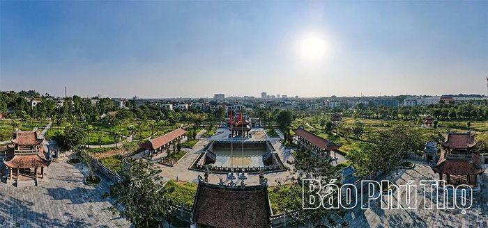 Khuôn viên Văn Miếu được quy hoạch theo trục đối xứng đặc trưng của kiến trúc Nho học, với những hàng cây xanh, sân hành lễ rộng, lối đi lát gạch và không gian thoáng đãng tạo nên vẻ trang nghiêm nhưng gần gũi.