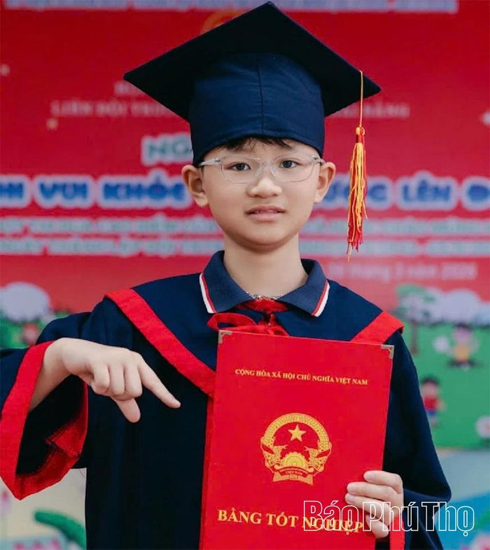 Em Vũ Bá Nam, học sinh lớp 5A2, đạt danh hiệu Thủ khoa môn Toán.