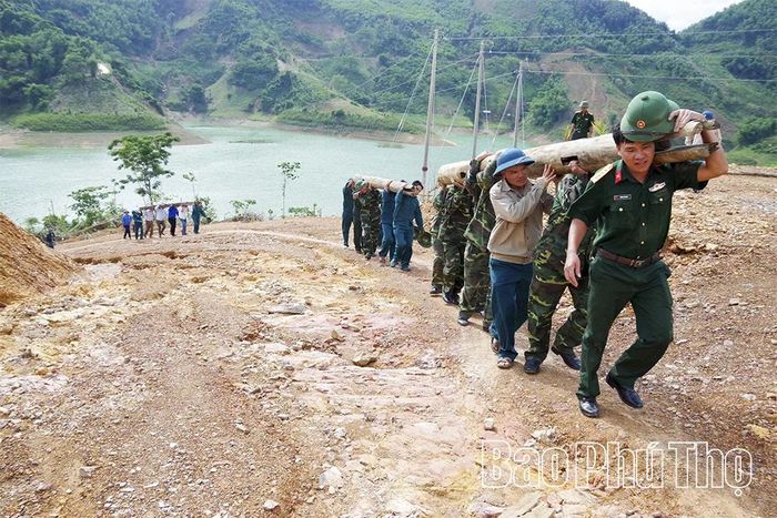 Cán bộ chiến sỹ Ban Chỉ huy phòng thủ khu vực 2-Thống Nhất tham gia giúp đỡ người dân di chuyển về nơi ở mới.