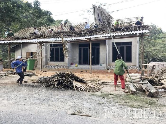 Các hộ gia đình đồng bào DTTS ở xã Cao Sơn giúp nhau xây dựng nhà, ổn định cuộc sống.
