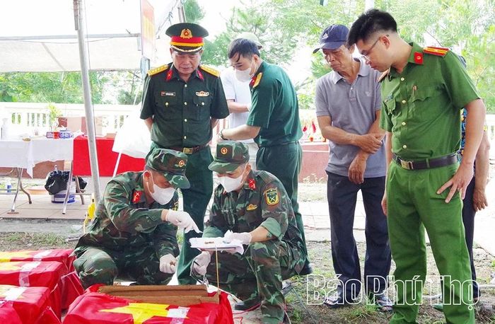 Lãnh đạo Bộ CHQS tỉnh trực tiếp có mặt tại các điểm lấy mẫu kiểm tra để chỉ đạo, động viên cán bộ, chiến sĩ thực hiện tốt nhiệm vụ.