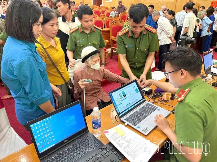 Công an xã Vĩnh Tường lấy mẫu ADN thân nhân liệt sĩ, mở ra cơ hội xác định danh tính hài cốt các anh hùng hy sinh vì Tổ quốc.