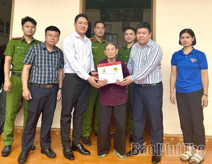 Đoàn thăm, tặng quà Mẹ Việt Nam anh hùng Trần Thị Đọn (97 tuổi) tại xã Tiên Lữ.