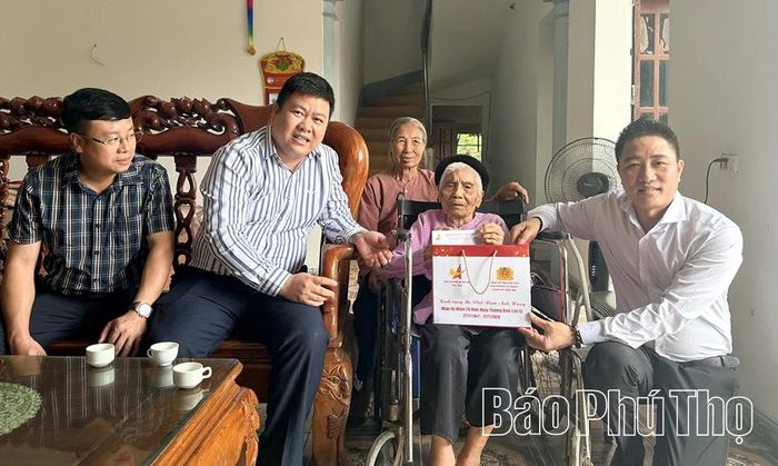 Đoàn thăm, tặng quà Mẹ Việt Nam anh hùng Nguyễn Thị Quốc (102 tuổi) tại xã Tam Sơn.