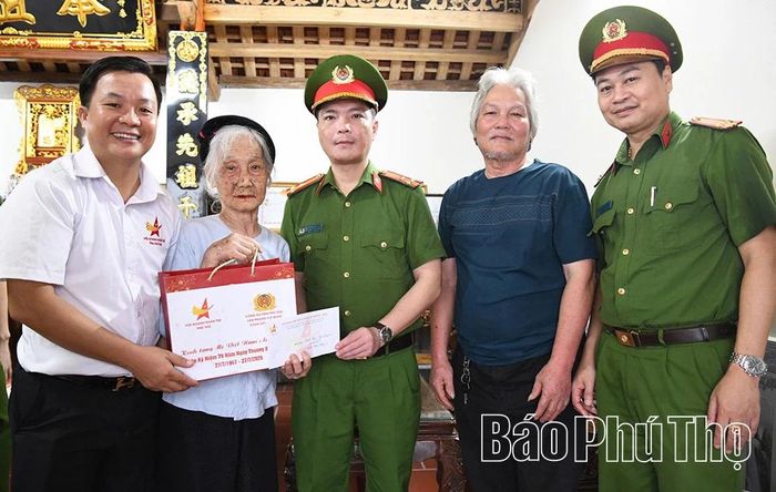 Đoàn thăm, tặng quà Mẹ Việt Nam anh hùng Hoàng Thị Mỹ (98 tuổi) tại xã Vĩnh Phú.