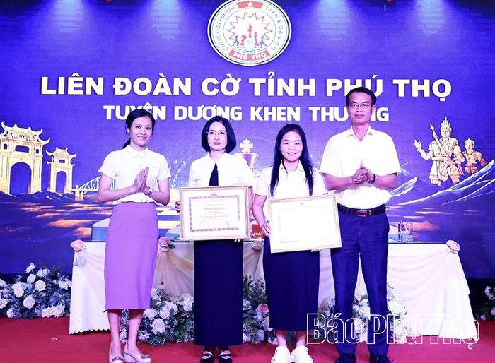 Đại diện Liên đoàn Cờ Việt Nam, Sở Giáo dục và Đào tạo tỉnh trao Bằng khen của UBND tỉnh tặng các huấn luyện viên có thành tích xuất sắc tham gia Giải Vô địch Cúp Cờ vua, Cờ vây quốc gia năm 2025.