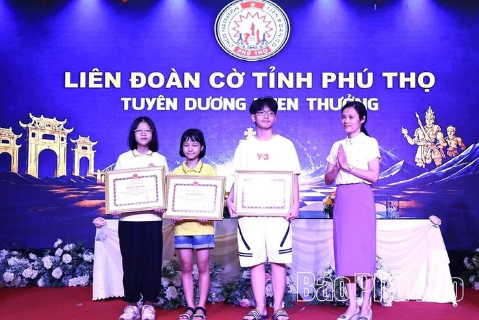 Đại diện Sở Giáo dục và Đào tạo trao Bằng khen của UBND tỉnh tặng các cá nhân có thành tích xuất sắc tại Giải Vô địch Cúp Cờ vua, Cờ vây quốc gia năm 2025.