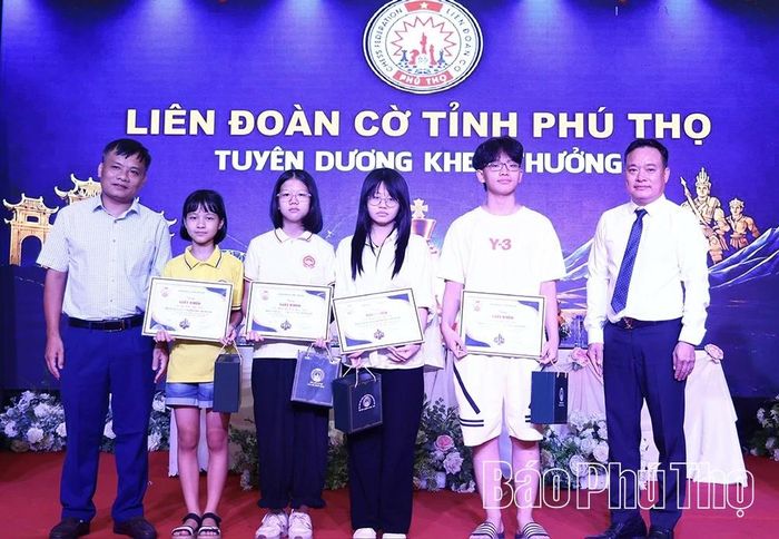 Lãnh đạo Liên đoàn Cờ tỉnh Phú Thọ trao Giấy khen tặng các cá nhân có thành tích xuất sắc tại Giải Vô địch Cờ vua miền Bắc năm 2026.