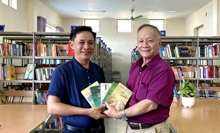 Nhà thơ Nguyễn Tiến Nên (bên phải) tặng sách cho Thư viện tỉnh Quảng Trị - Ảnh: P.V