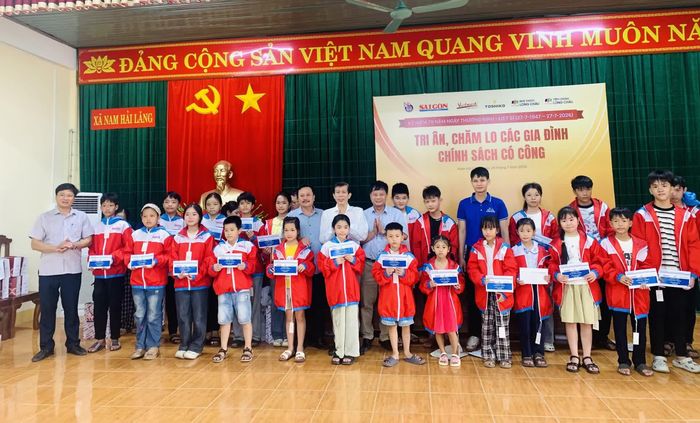 Ban Tổ chức trao quà cho các em học sinh hiếu học tại xã Nam Hải Lăng - Ảnh: Đ.V