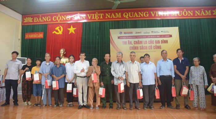 Ban Tổ chức trao quà cho các gia đình chính sách tại xã Nam Hải Lăng - Ảnh: Đ.V