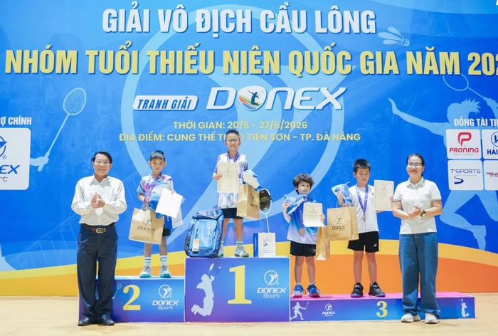 Em Cao Quang Khải đang nhận huy chương bạc lứa tuổi U9 tại giải vô địch cầu lông các nhóm tuổi thiếu niên quốc gia diễn ra ở Đà Nẵng - Ảnh: NVCC