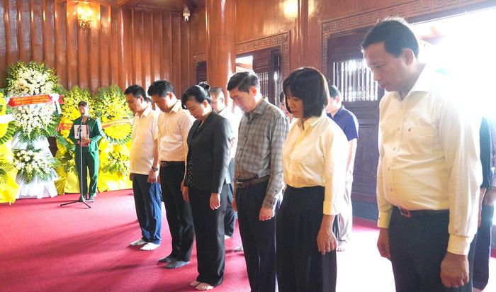 Đoàn công tác Bộ Y tế tưởng niệm các anh hùng liệt sĩ tại Khu di tích quốc gia đặc biệt Bến phà Gianh - Ảnh: C.H