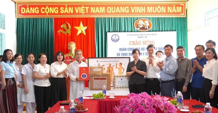 Đồng chí Đào Hồng Lan, Bộ trưởng Bộ Y tế trao tặng trang thiết bị y tế cho Trạm Y tế xã Phú Trạch - Ảnh: C.H