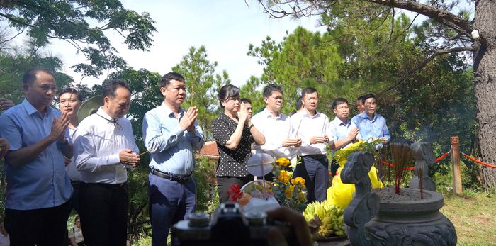 Đoàn công tác Bộ Y tế dâng hương, tưởng niệm Đại tướng Võ Nguyên Giáp - Ảnh: C.H