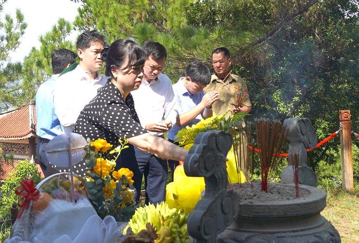 Đồng chí Đào Hồng Lan, Bộ trưởng Bộ Y tế dâng hương tại khu mộ Đại tướng Võ Nguyên Giáp - Ảnh: C.H