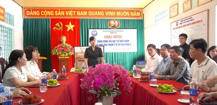 Đồng chí Đào Hồng Lan, Bộ trưởng Bộ Y tế phát biểu chỉ đạo tại buổi thăm, làm việc với Trạm Y tế xã Phú Trạch - Ảnh: C.H
