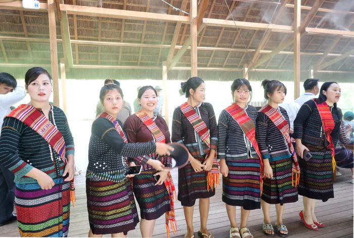 Trang phục đồng bào Bru-Vân Kiều xã Kim Ngân mặc đi tham dự lễ hội Mừng cơm mới năm 2026 - Ảnh: V.M