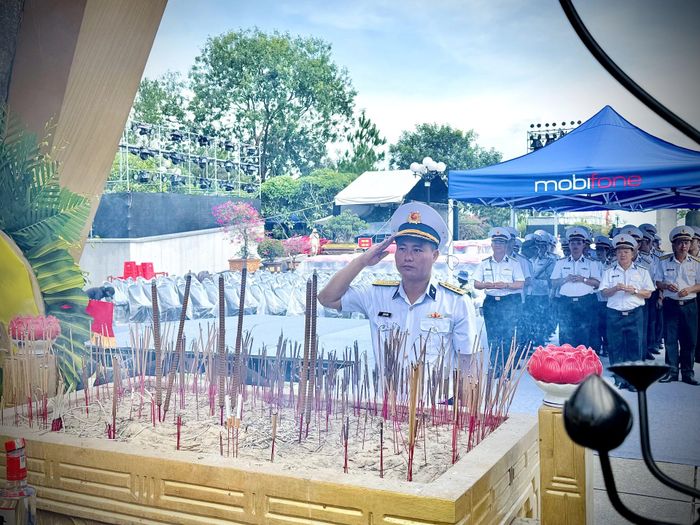 Đồng chí đại tá Lê Huy Tuynh, Phó Chính ủy Bộ Tư lệnh Vùng 3 tri ân các anh hùng liệt sĩ - Ảnh: Mai Linh