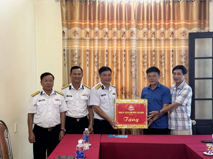 Đoàn công tác Bộ Tư lệnh Vùng 3 Hải quân tặng quà cho Trung tâm Điều dưỡng người có công và quản lý nghĩa trang liệt sĩ tỉnh - Ảnh: Mai Linh