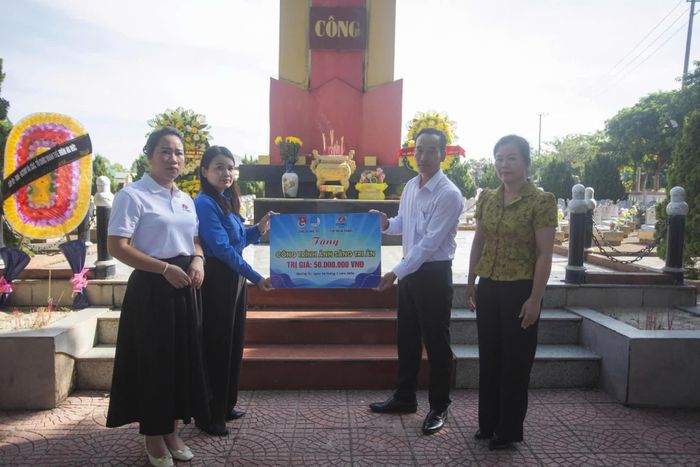 Trao tặng công trình thanh niên "Ánh sáng tri ân" trị giá 50 triệu đồng tại Nghĩa trang liệt sĩ Vĩnh Quang - Ảnh: L.O