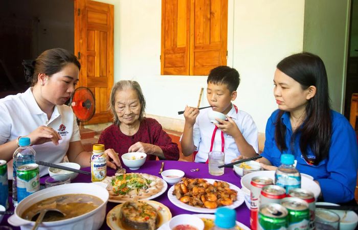 Bữa cơm cùng Bà mẹ Việt Nam anh hùng Bùi Thị Xiếc - Ảnh: L.O