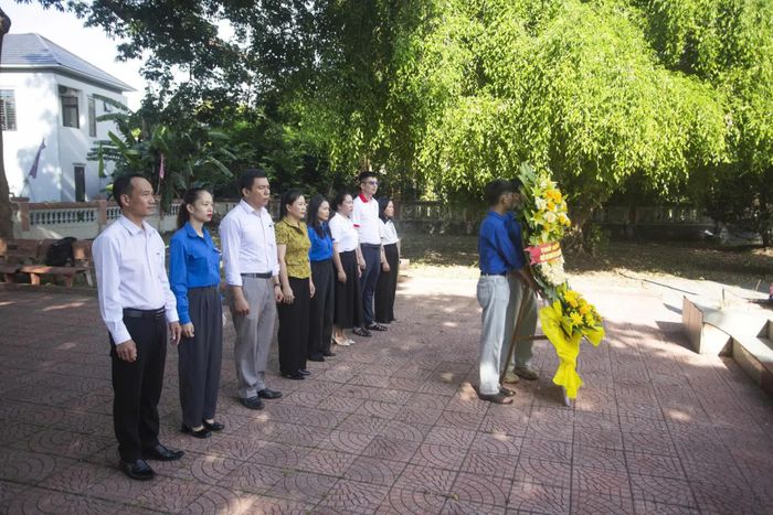 Ban Thường vụ Tỉnh đoàn cùng các đơn vị đồng hành dâng hương, dâng hoa tri ân các anh hùng liệt sĩ tại Nghĩa trang liệt sĩ Vĩnh Quang - Ảnh: L.O