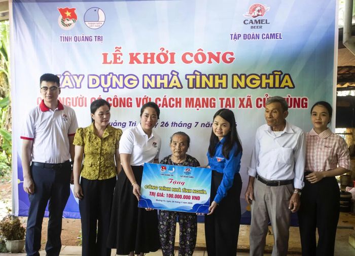 Trao kinh phí xây dựng nhà tình nghĩa cho người có công với cách mạng tại xã Cửa Tùng - Ảnh: L.O